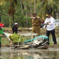 Menteri Pertanian Syahrul Yasin Limpo (Mentan SYL) dalam kegiatan penanaman padi IP 400 di Bone, Sulawesi Selatan, Senin, 7 Februari 2022.