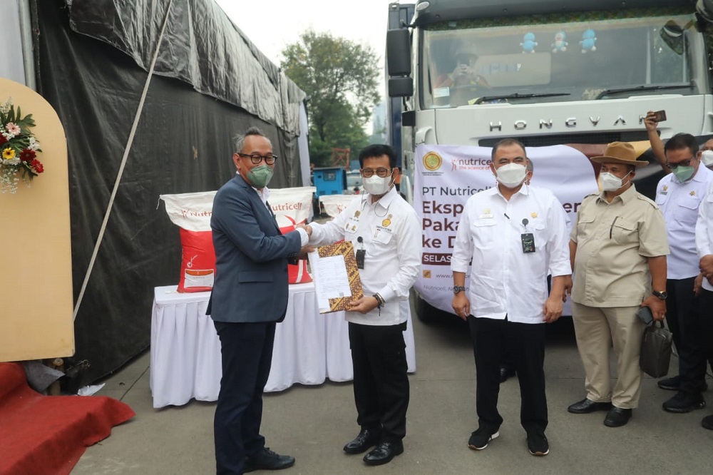 Menteri Pertanian Syahrul Yasin Limpo (Mentan SYL) saat melepas ekspor pakan ternak hasil produksi salah satu perusahaan swasta di kawasan Tangerang Selatan, Selasa (15/2).
