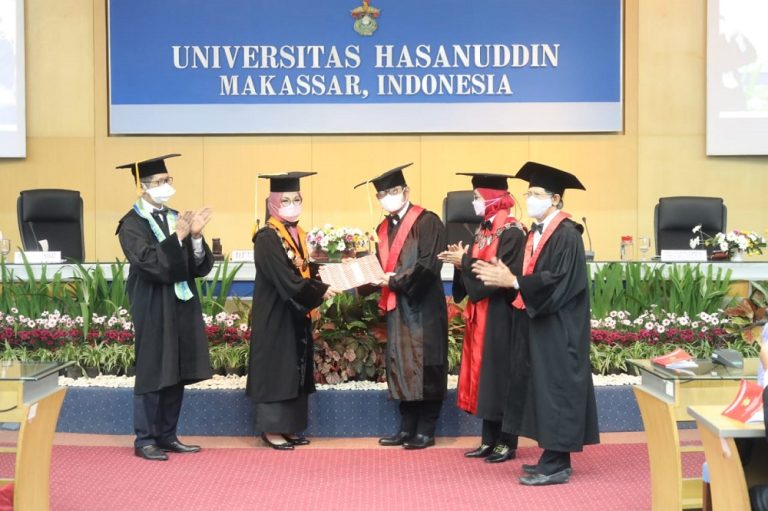 Menteri Pertanian Syahrul Yasin Limpo (SYL) mendapatkan gelar Profesor Kehormatan dalam Bidang Hukum Tata Negara dan Kepemerintahan pada Fakultas Hukum Universitas Hasanuddin.