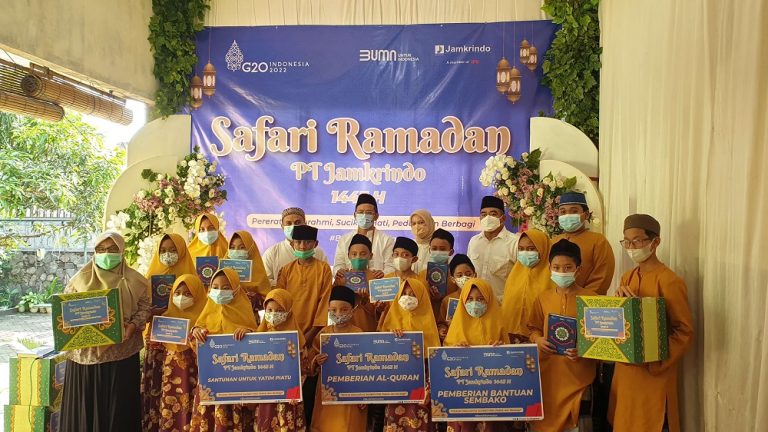 PT Jamkrindo membagikan ribuan paket sembako dan santunan dalam rangka Safari Ramadan dan rangkaian peringatan HUT ke-52 di Malang Jumat (22/4/2022).
