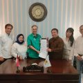 Penyerahan berita acara sertijab Ketua Umum Pengurus Pusat Forum Komunikasi & Kerukunan Antar Suku (FK2AS) ke Wakil Menteri Pertanian (Wamentan), Harvick Hasnul Qolbi (tengah), Jakarta, Rabu (27/4). Foto: Istimewa