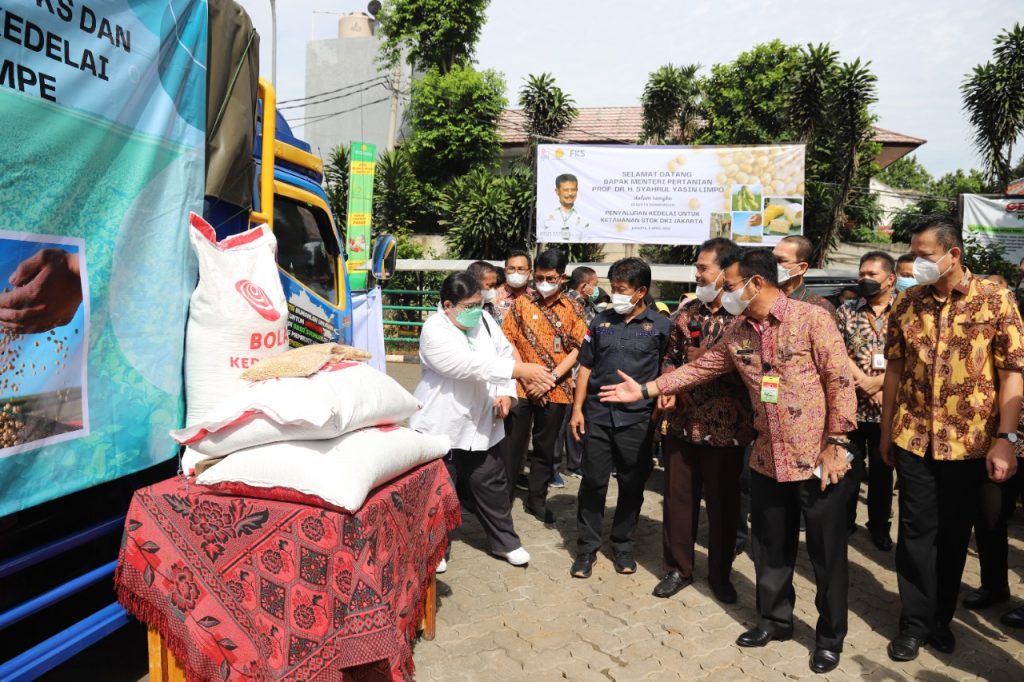 Mentan Syahrul Yasin Limpo dalam acara penyaluran kedelai bagi pengrajin tahu tempe guna mendukung ketersediaan pangan di Hari Besar Keagamaan Nasional 2022 di Toko Tani Center (TTI), Jakarta, Jumat (8/4/22).