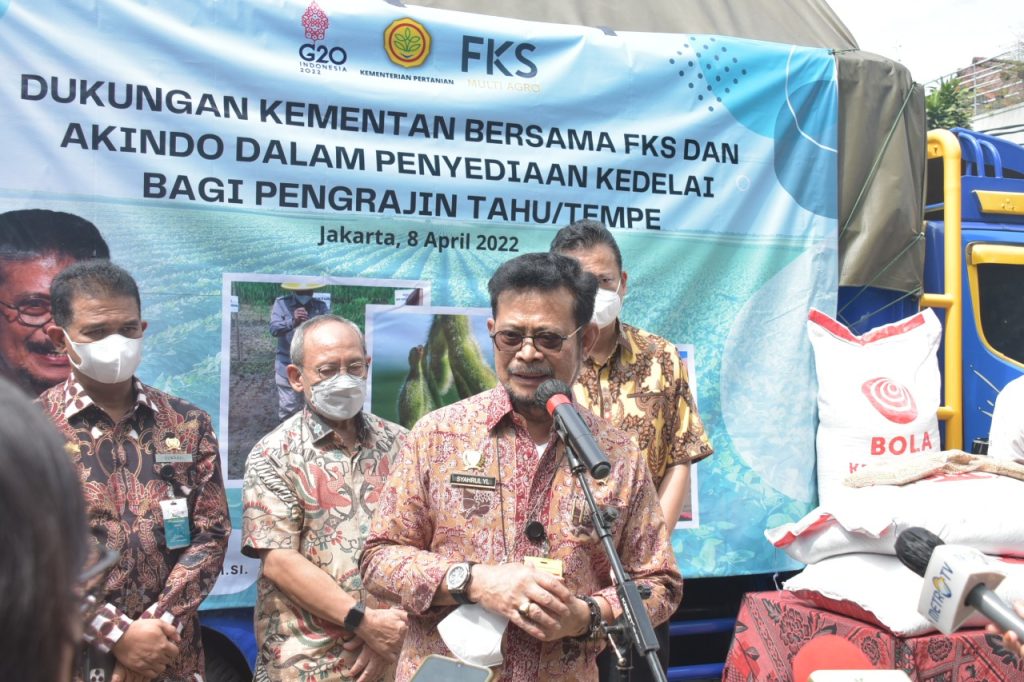 Mentan Syahrul Yasin Limpo dalam acara penyaluran kedelai bagi pengrajin tahu tempe guna mendukung ketersediaan pangan di Hari Besar Keagamaan Nasional 2022 di Toko Tani Center (TTI), Jakarta, Jumat (8/4/22).