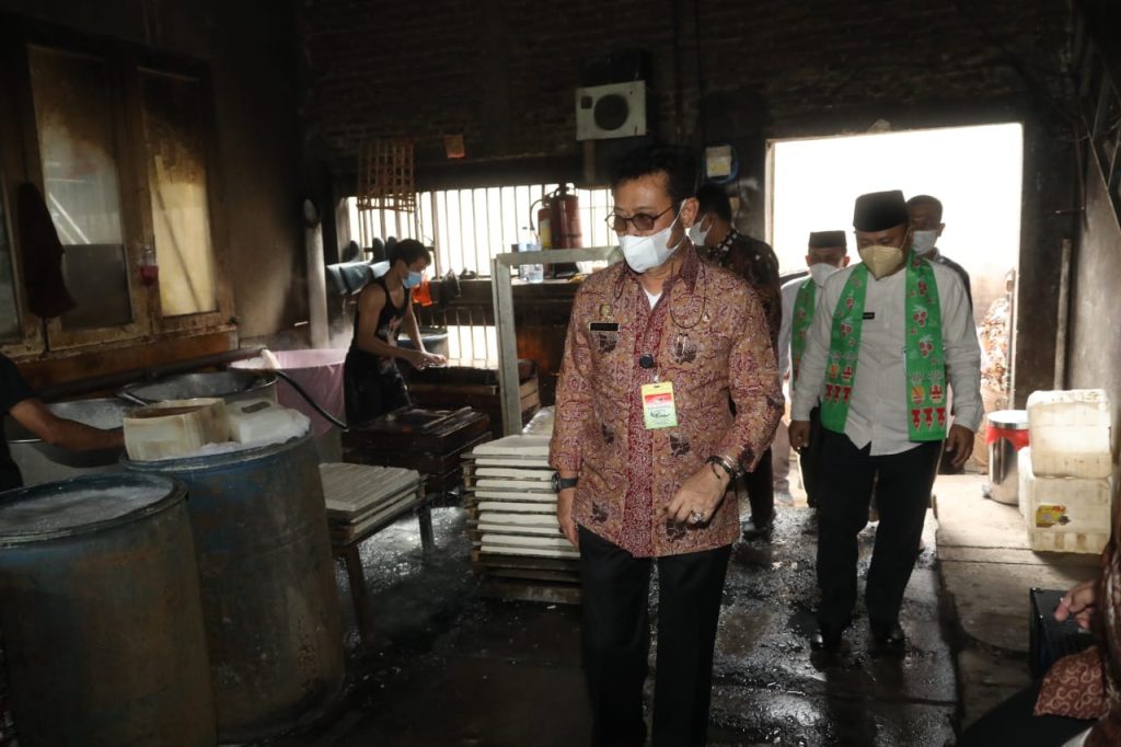 Menteri Pertanian Syahrul Yasin Limpo (Mentan SYL) meninjau produksi tahu di Jakarta Selatan, kawasan Mampang Prapatan.