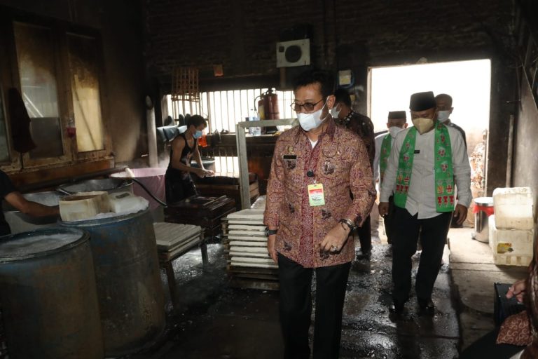 Menteri Pertanian Syahrul Yasin Limpo (Mentan SYL) meninjau produksi tahu di Jakarta Selatan, kawasan Mampang Prapatan.