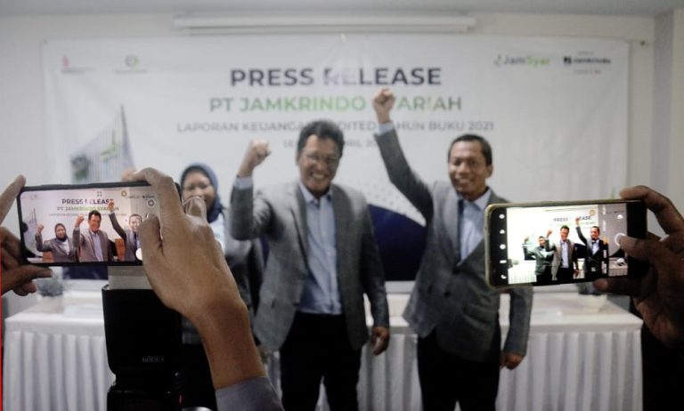 Direktur Utama PT Jamkrindo Syariah Gatot Suprabowo (tengah) bersama Direktur Keuangan, SDM dan Umum PT Jamsyar Endang Sri Winarni (kiri) dan Direktur Operasional PT Jamsyar Achmad Sonhadji (kanan) saat memaparkan kinerja Laporan keuangan Tahun Buku 2021 dan Undangan Buka Puasa dengan Mitra Wartawan JamSyar (Mawar) di Gedung PT Jamkrindo Syariah, Jakarta, Senin (25/4/2022).