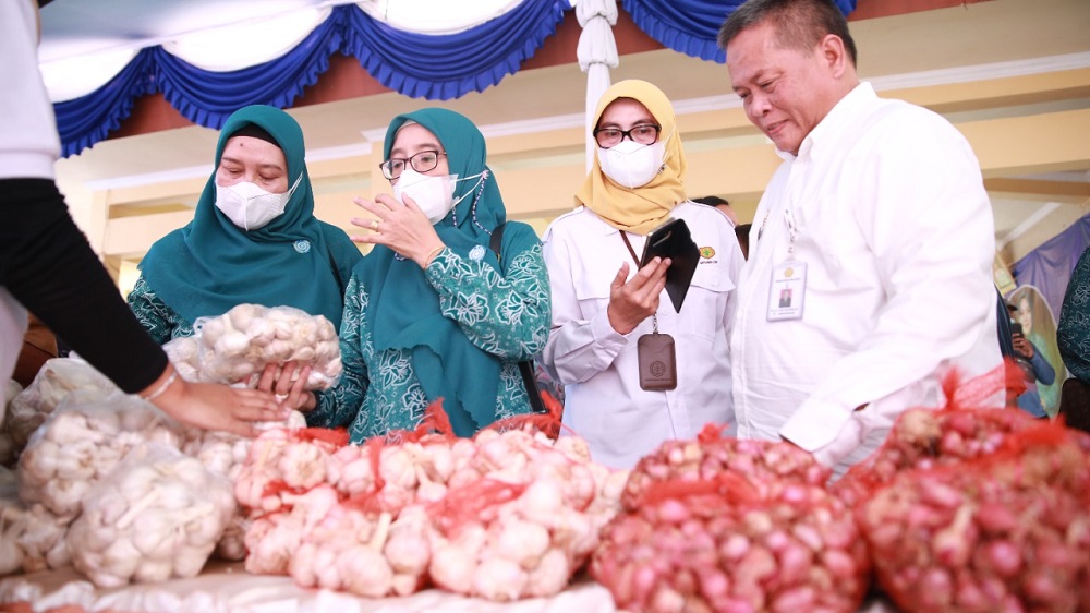 Direktur Serealia Ismail Wahabsaat mengecek kegiatan pangan murah di Kabupaten Lamongan pada hari Senin kemarin (25/4).