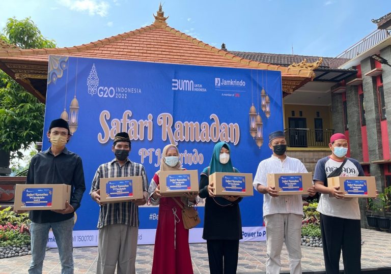 PT Jamkrindo menyerahkan bantuan paket sembako 1.000 di Paguyangan, Denpasar, Provinsi Bali