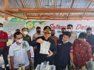 Wakil Menteri Pertanian (Wamentan), Harvick Hasnul Qolbi (tengah) saat meresmikan Pusat Pelatihan Pertanian dan Perdesaan Swadaya (P4S) di Provinsi Riau