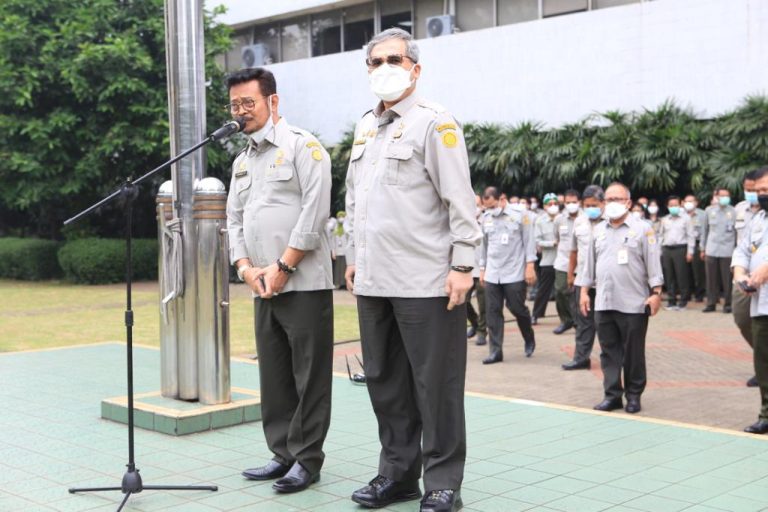 Wakil Menteri Pertanian, Harvick Hasnul Qolbi (kanan) bersama Menteri Pertanian, Syahrul Yasin Limpo (kiri) dalam kegiatan Halal Bihalal di lingkungan Kementerian Pertanian, Jakarta, Senin (9/5).