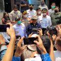 Wakil Menteri Pertanian (Wamentan), Harvick Hasnul Qolbi (tengah) usai melakukan sidak ketersediaan pangan di pasar tradisional Kota Depok bersama Wakil Walikota Depok, Imam Budi Hartono pada Kamis (16/3) lalu.