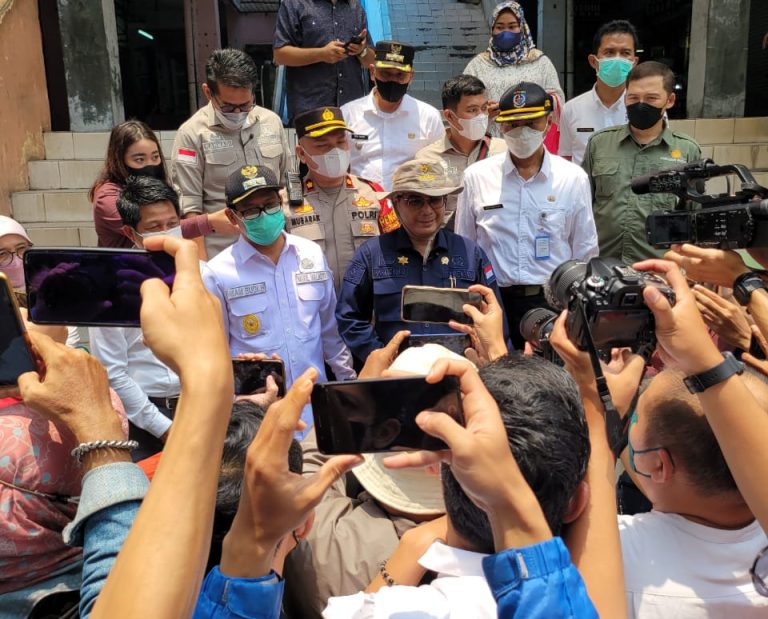 Wakil Menteri Pertanian (Wamentan), Harvick Hasnul Qolbi (tengah) usai melakukan sidak ketersediaan pangan di pasar tradisional Kota Depok bersama Wakil Walikota Depok, Imam Budi Hartono pada Kamis (16/3) lalu.