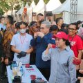 Wakil Menteri Pertanian, Harvick Hasnul Qolbi bersama Ketua DPR RI, Puan Maharani dalam acara Festival Kopi Tanah Air 2022 di Senanyan, Jakarta, Jumat (27/5).