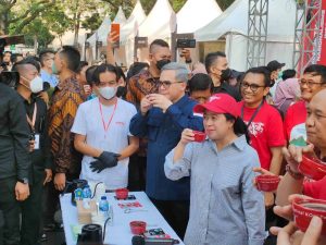 Wakil Menteri Pertanian, Harvick Hasnul Qolbi bersama Ketua DPR RI, Puan Maharani dalam acara Festival Kopi Tanah Air 2022 di Senanyan, Jakarta, Jumat (27/5).