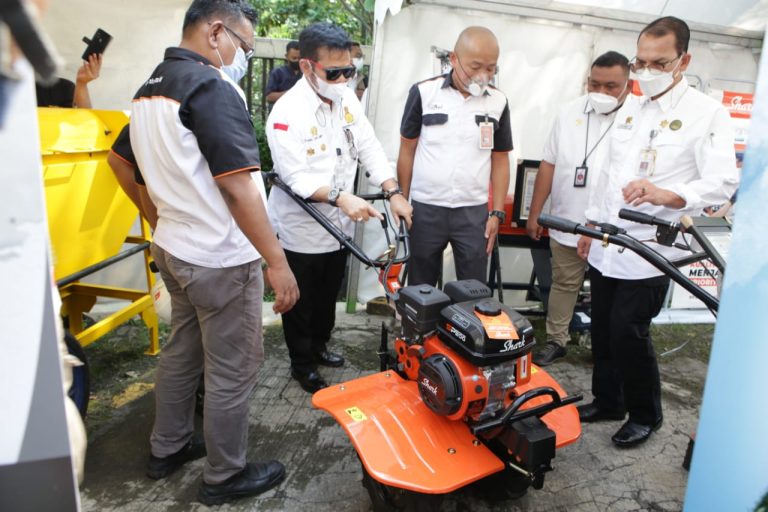 Menteri Pertanian Syahrul Yasin Limpo saat memantau bantuan Alsintan tahun 2022