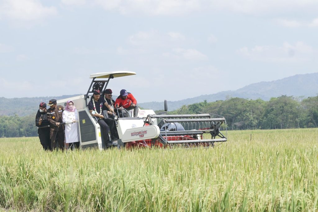 Menteri Pertanian Syahrul Yasin Limpo (Mentan SYL) bersama Kepala Perwakilan FAO, Rajendra Aryal saat menghadiri Hari Krida Pertanian (HKP) dan panen padi IP400 di Kabupaten Sukoharjo, Rabu, 22 Juni 2022.