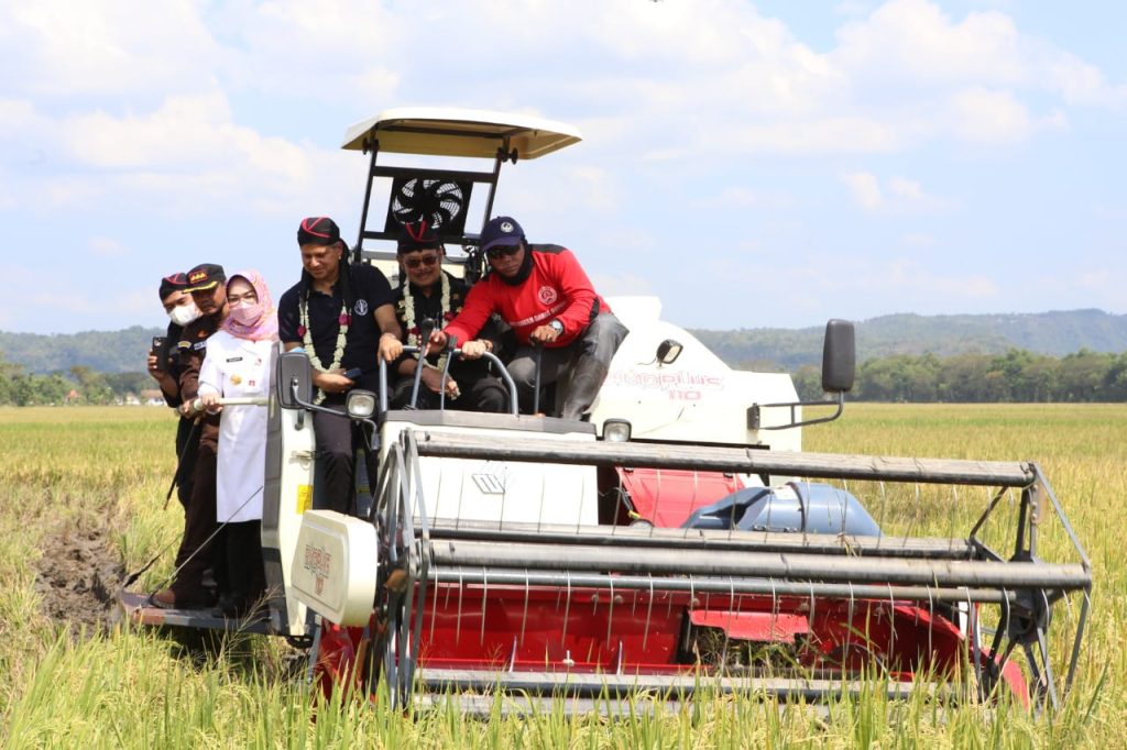Kepala Perwakilan FAO, Rajendra Aryal saat menghadiri Hari Krida Pertanian (HKP) dan panen padi IP400 di Kabupaten Sukoharjo, Rabu, 22 Juni 2022.
