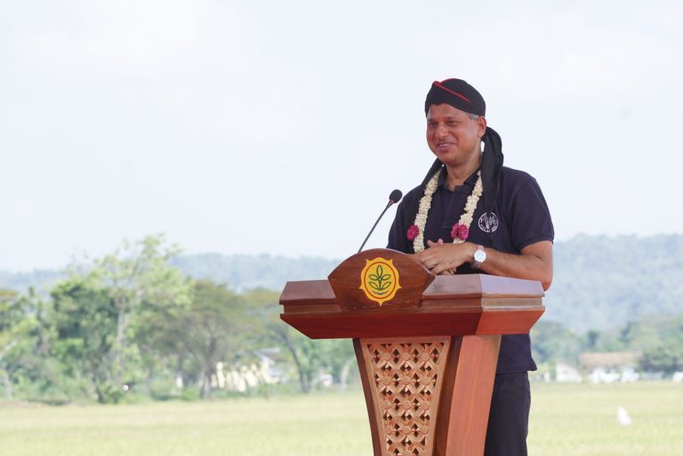 Kepala Perwakilan FAO, Rajendra Aryal saat menghadiri Hari Krida Pertanian (HKP) dan panen padi IP400 di Kabupaten Sukoharjo, Rabu, 22 Juni 2022.