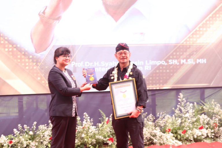 Menteri Pertanian Syahrul Yasin Limpo (Mentan SYL) meraih sertifikat Museum Rekor Indonesia (MURI) sebagai pemrakarsa Gerakan Indeks Pertanaman (IP) 400 atau tanam dan panen padi 4 kali setahun.