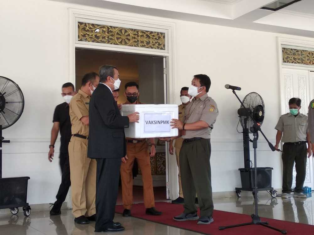 Gubernur Riau, Syamsuar saat menerima vaksinasi PMK