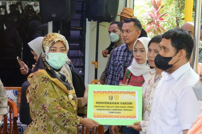 wagub-lampung-nunik-kiri-menerima-bantuan-dosis-vaksin-pmk-8-tpej