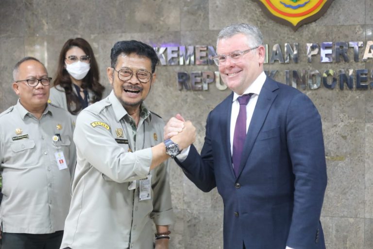 Menteri Pertanian Syahrul Yasin Limpo menyambut kedatangan Menteri Pertanian, Perikanan, dan Kehutanan Australia Murray Watt di kantor Kementerian Pertanian Pusat (14/07).