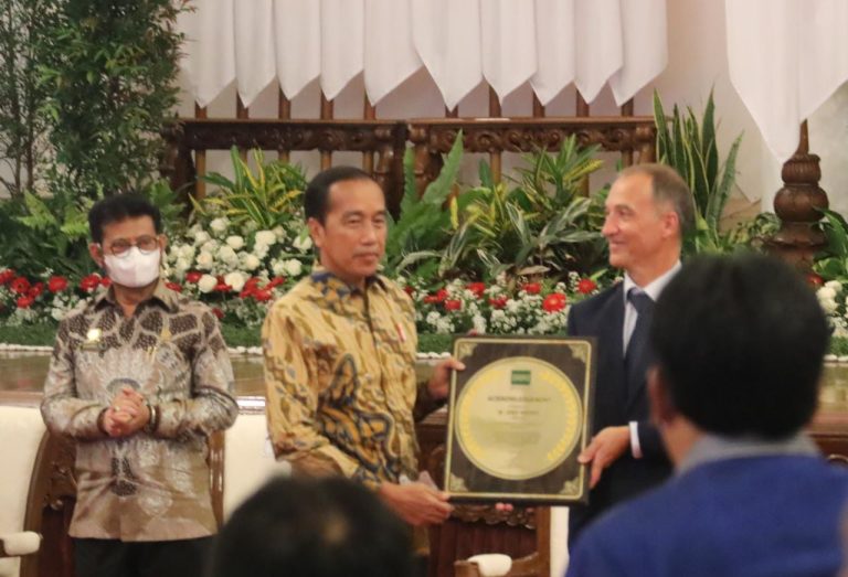 Lembaga Internasional, Pusat penelitian beras dunia, International Rice Research Institute (IRRI) memberikan penghargaan terhadap Republik Indonesia yang selama tiga tahun terakhir mampu mencapai swasembada beras secara berturut-turut.