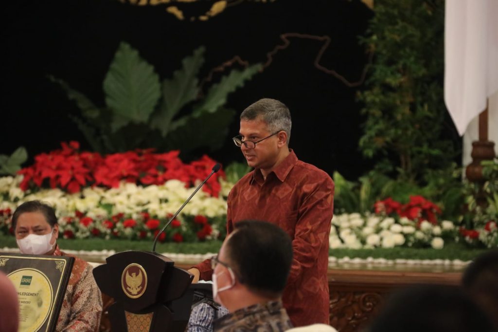 Lembaga Internasional, Pusat penelitian beras dunia, International Rice Research Institute (IRRI) memberikan penghargaan terhadap Republik Indonesia yang selama tiga tahun terakhir mampu mencapai swasembada beras secara berturut-turut.