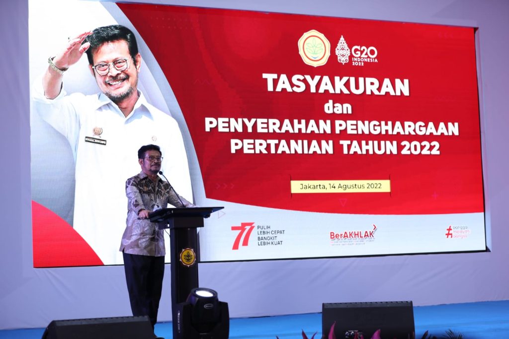 Menteri Pertanian Syahrul Yasin Limpo pada kegiatan menyerahkan penghargaan pertanian tahun 2022 kepada petani.