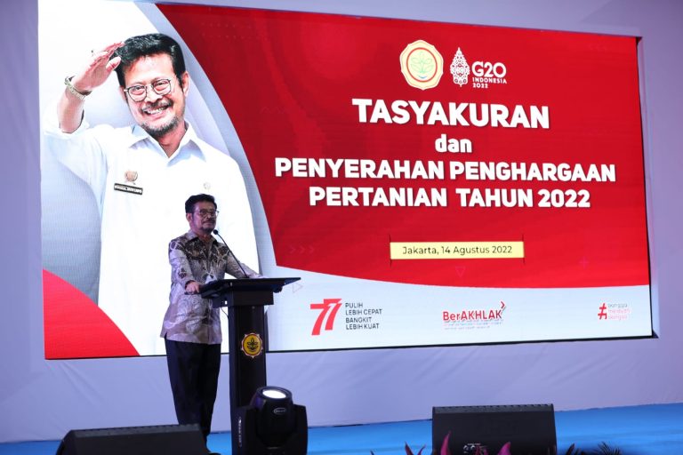 Menteri Pertanian Syahrul Yasin Limpo pada kegiatan menyerahkan penghargaan pertanian tahun 2022 kepada petani.