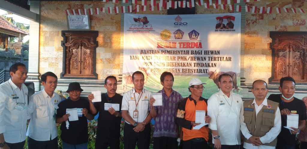 Kementerian Pertanian melakukan penyaluran perdana bantuan pemerintah (banper) bagi peternak terdampak Penyakit Mulut dan Kuku (PMK) di Provinsi Bali.