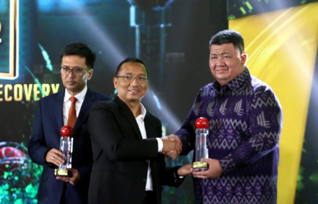 Penghargaan Inovasi 2022 secara simbolis diserahkan Kepala Divisi Bisnis 3 PT Jamkrindo Abdillah Putera.