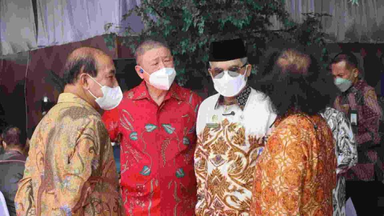 Wakil Menteri Pertanian, Harvick Hasnul Qolbi bersama Pendiri Agung Sedayu Group Sugianto Kusuma, Direktur Utama Agung Sedayu Group Nono Sampono, serta Direktur PT Indofood Sukses Makmur Tbk Franciscus Welirang.