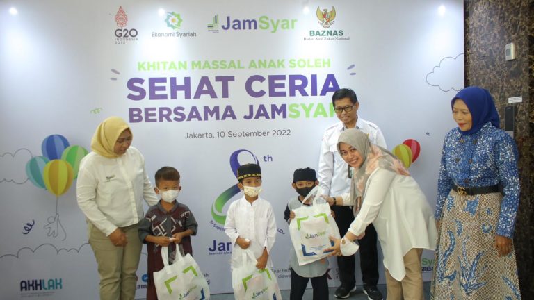 PT Penjaminan Jamkrindo Syariah (JamSyar) bersama Badan Amil Zakat Nasional (BAZNAS) menggelar acara khitanan massal, dalam rangkaian dari milad Jamkrindo Syariah ke-8.