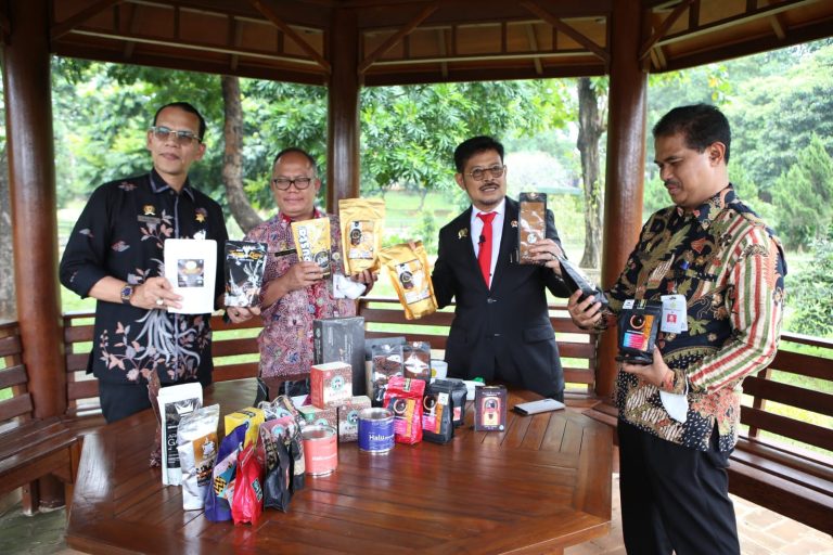 Menteri Pertanian Syahrul Yasin Limpo (Mentan SYL) saat berbincang santai di gazebo halaman Kanpus Kementan jelang Hari Kopi Internasional