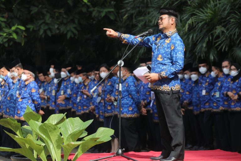 Menteri Pertanian Syahrul Yasin Limpo aat memimpin upacara peringatan hari Sumpah Pemuda di lapangan kantor pusat Kementerian Pertanian, Jumat (28/10).