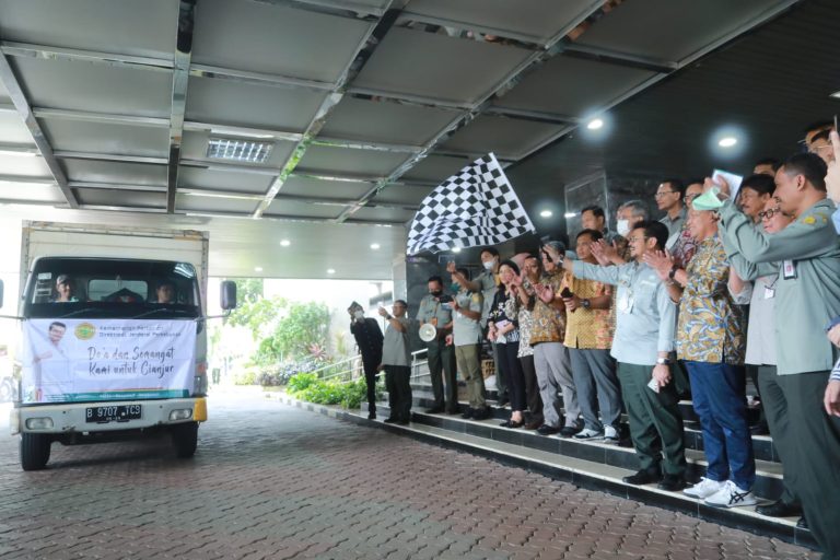 Menteri Pertanian Syahrul Yasin Limpo melepas bantuan kemanusiaan gempa Cianjur dari Kantor Pusat Kementerian Pertanian, Ragunan, Jakarta Selatan, Kamis 24 November 2022.