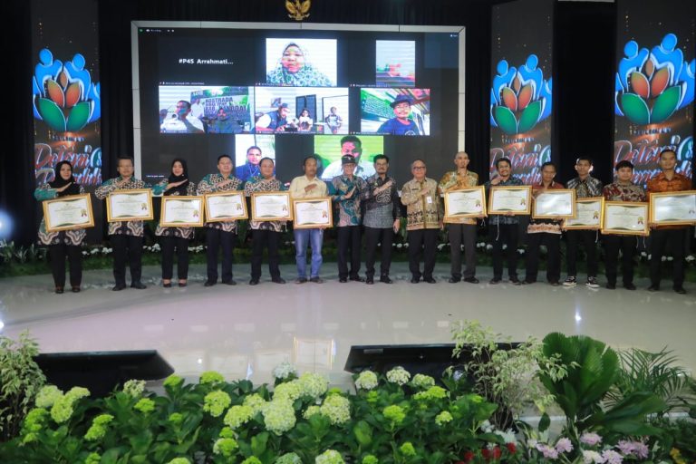 Menteri Pertanian (Mentan) Syahrul Yasin Limpo menyerahkan 32 Sertifikat Emas atau Golden Certificate kepada champion Petani Milenial, Penyuluh Pertanian, dan Pusat Pelatihan Pertanian dan Perdesaan Swadaya (P4S).