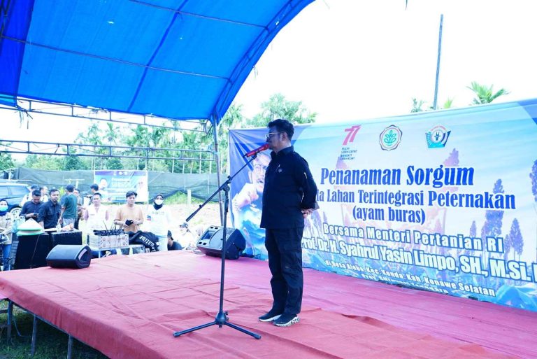 Menteri Pertanian Syahrul Yasin Limpo (Mentan SYL) melakukan penanaman sorgum pada lahan terintegrasi ayam buras di Desa Alebo, Kecamatan Konda, Kabupaten Konawe Selatan, Sulawesi Tenggara.
