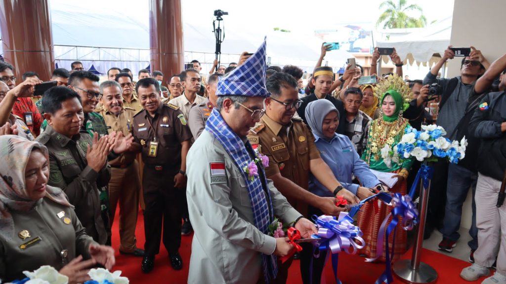 MAMUJU - Wakil Menteri Pertanian (Wamentan), Harvick Hasnul Qolbi meresmikan pembangunan renovasi Kantor Stasiun Karantina Pertanian Kelas II Sulawesi Barat (Sulbar) di Kabupaten Mamuju, Senin (30/1/2023).