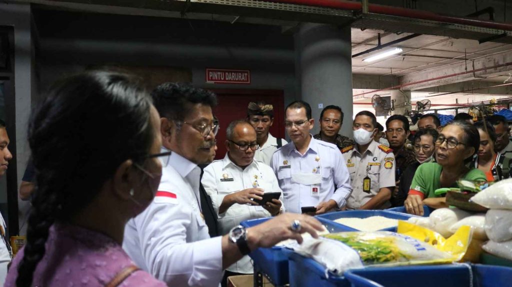 Menteri Pertanian Syahrul Yasin Limpo didampingi Kepala Dinas Pertanian dan Ketahanan Pangan Pemprov Bali, I Wayan Sunanda saat melakukan pengecekan beras di Pasar Badung Bali, Kamis siang