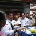 Menteri Pertanian Syahrul Yasin Limpo didampingi Kepala Dinas Pertanian dan Ketahanan Pangan Pemprov Bali, I Wayan Sunanda saat melakukan pengecekan beras di Pasar Badung Bali, Kamis siang