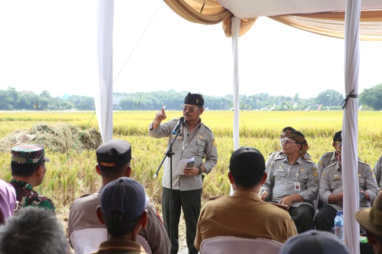 Menteri Pertanian Syahrul Yasin Limpo melakukan kegiatan panen raya padi perdana 2023 di Kabupaten Bogor.