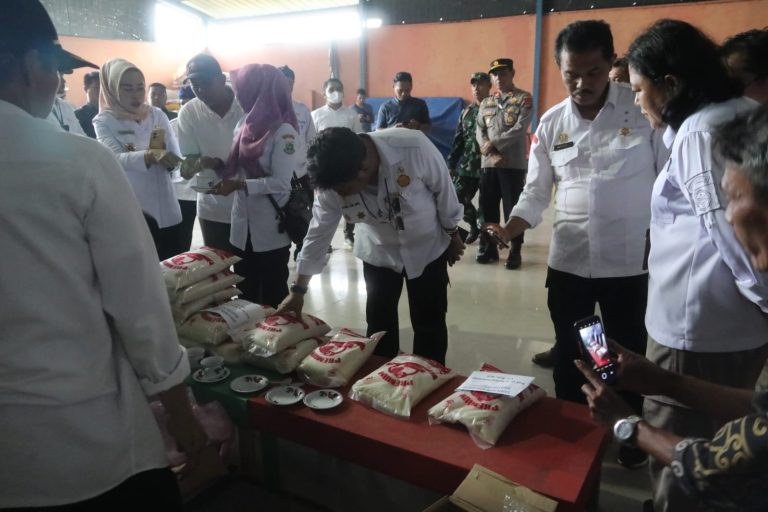 Menteri Pertanian Syahrul Yasin Limpo melakukan kegiatan panen raya padi di Desa Sujung, Kecamatan Tirtayasa, Kabupaten Serang, Banten (8/2).