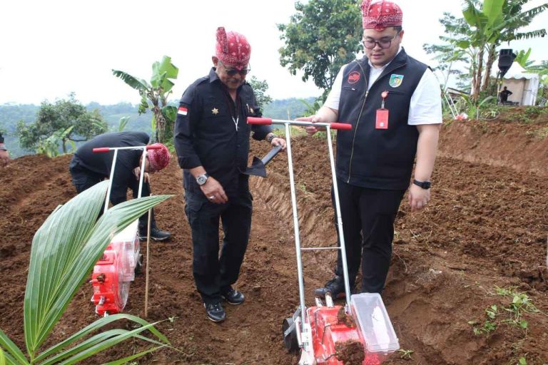 Menteri Pertanian, Syahrul Yasin Limpo (Mentan SYL) bersama Bupati Kediri, Hanindhito Himawan Pramana melakukan penanaman kelapa genjah di Desa Kanyoran, Kecamatan Semen, Kabupaten Kediri, Kamis (9/2/2023).