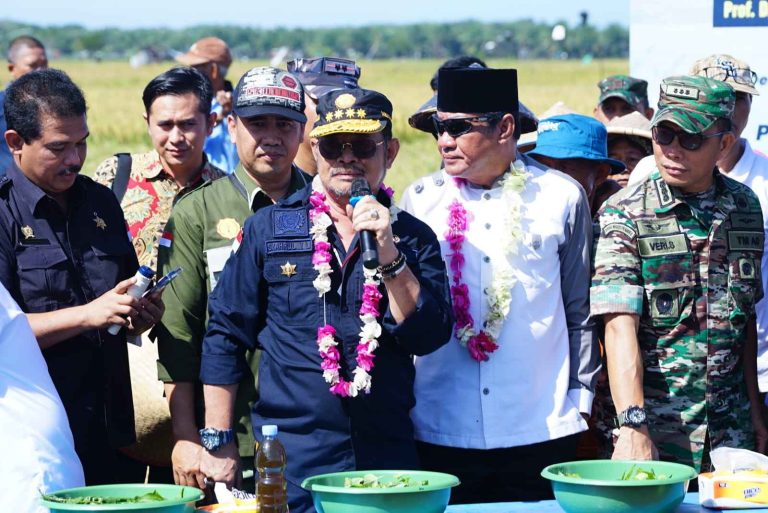 Menteri Pertanian Syahrul Yasin Limpo (Mentan SYL) melakukan Panen Raya  Padi di Desa Sari Mulyo, Kecamatan Sukaraja, Kabupaten Seluma, Provinsi Bengkulu (10/2).