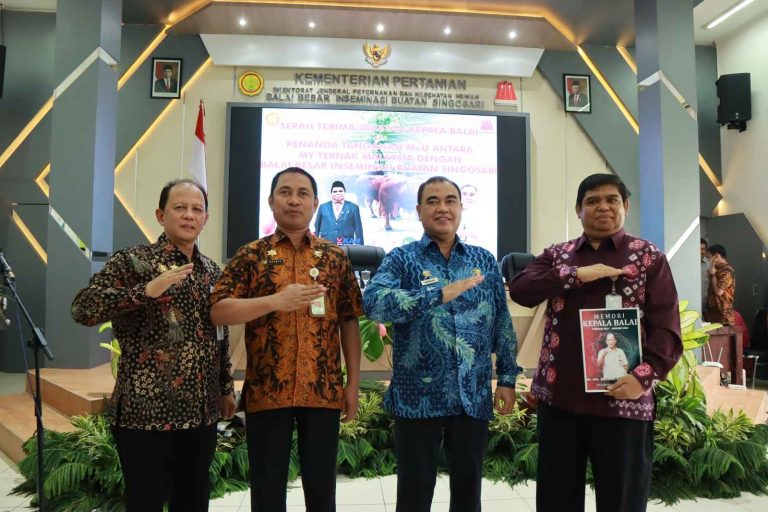 Sertijab Kepala BBIB Singosari periode 2021-2023, Dr. drh. Kresno Suharto, M.P. kepada Kepala baru BBIB Singosari, drh. Akbar, M.P.