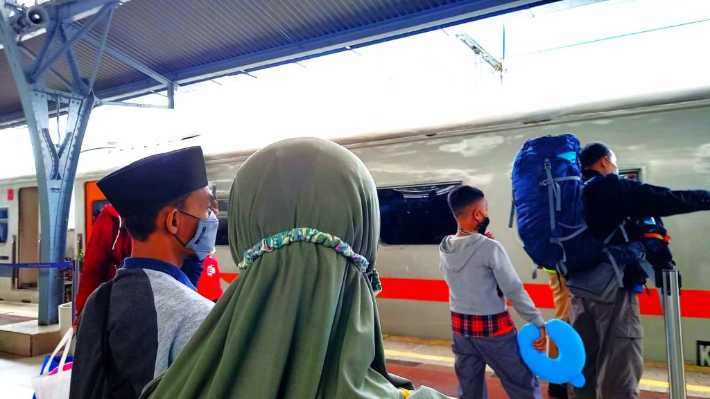 Penumpang Kereta Api di Stasiun Pasar Senen Jakarta Pusat
