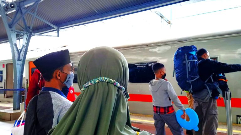 Penumpang Kereta Api di Stasiun Pasar Senen Jakarta Pusat