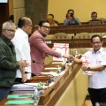 Menteri Dalam Negeri (Mendagri) Muhammad Tito Karnavian Rapat Kerja (Raker) Komisi II DPR RI dengan perwakilan pemerintah dari Kemendagri, Kemenkeu, Kementerian PPN/Bappenas, Kementerian Hukum dan HAM, dan Komite I DPRD RI di Kompleks Parlemen, Jakarta, Rabu (29/3/2023).